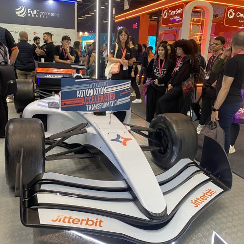 Destaque VTEX DAY 2025: experiência imersiva com carro de Fórmula-1 atrai milhares de visitantes